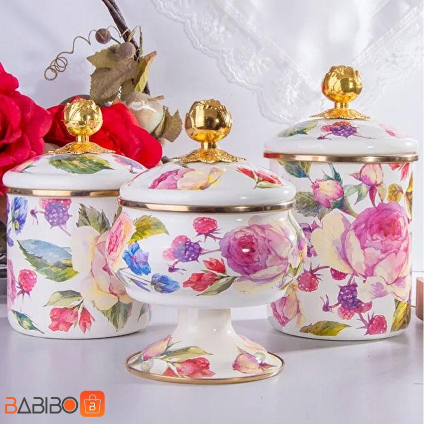 ست سه تایی بانکه میس بتی مدل گل رز ست سه تایی بانکه میس بتی مدل گل رز محصول کشور ترکیه از برند میس بتی miss betty از جنس فلز لعابی است این ست دارای طرح های مختلفی می باشد.