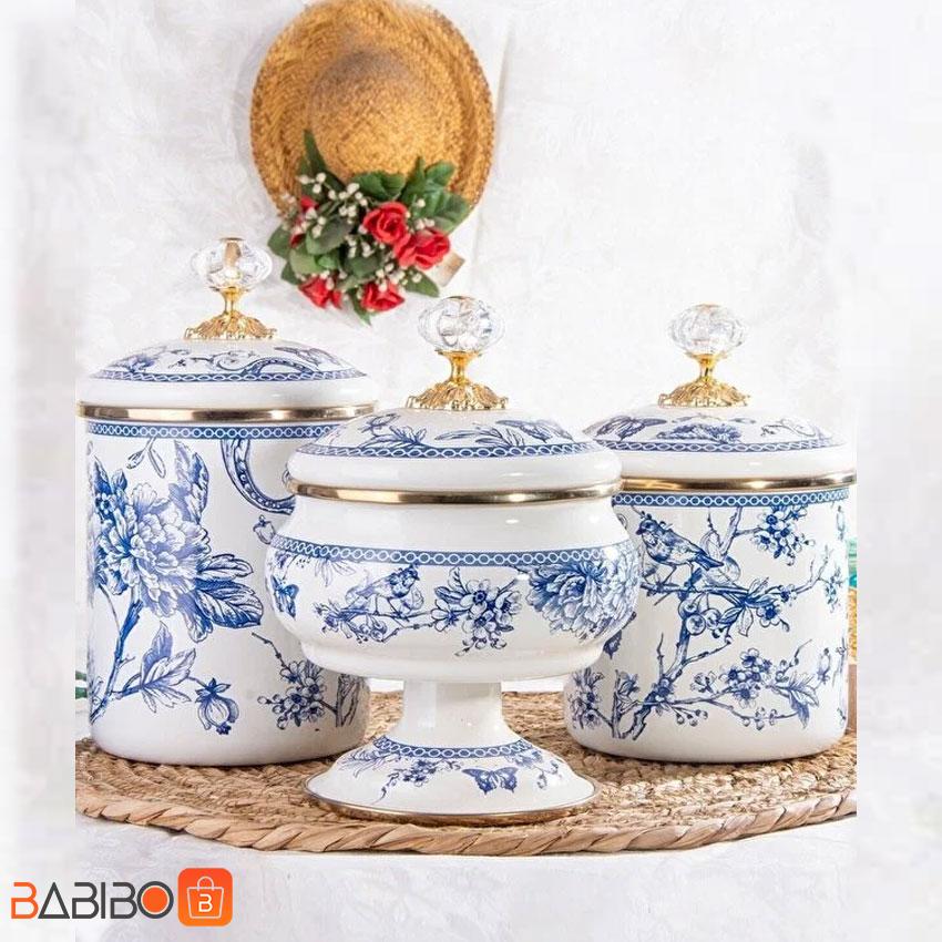 ست سه تایی بانکه میس بتی مدل گل های آبی ست سه تایی بانکه میس بتی مدل گل های آبی محصول کشور ترکیه از برند میس بتی miss betty از جنس فلز لعابی است این ست دارای طرح های مختلفی می باشد.